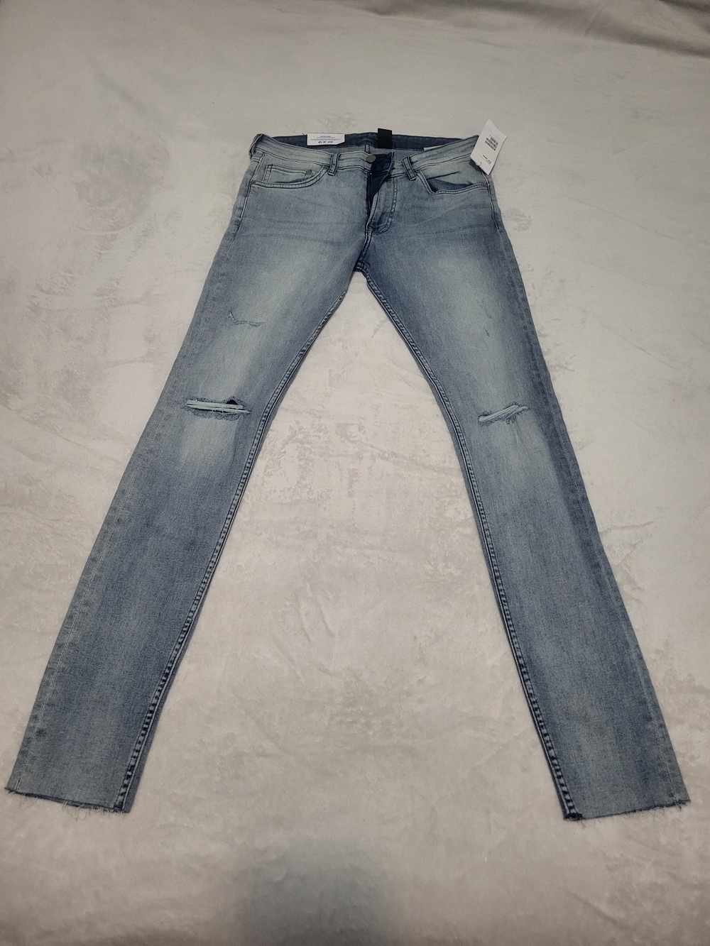 NWT H&M Men's Light Wash Distressed Skinny Jeans Raw Hem 32/34